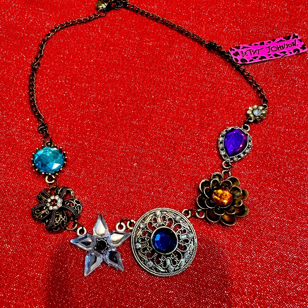 NWT Beautiful Betsy Johnson Statement Necklace.
